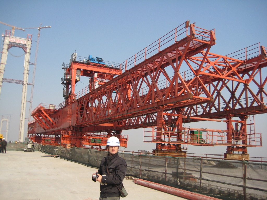 What are working principles of launching girder?